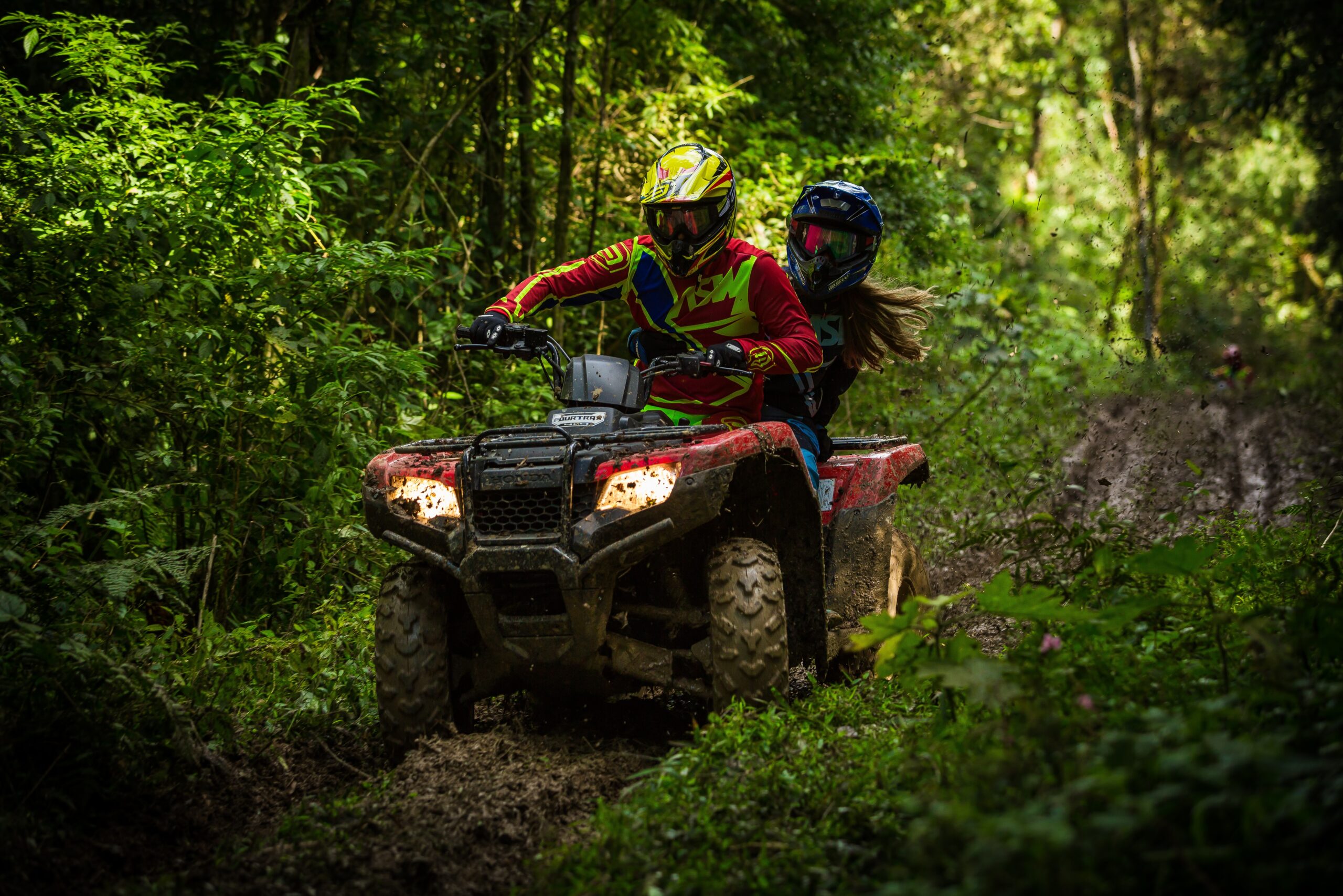 Pojazdy Side by Side i ATV – co to takiego?