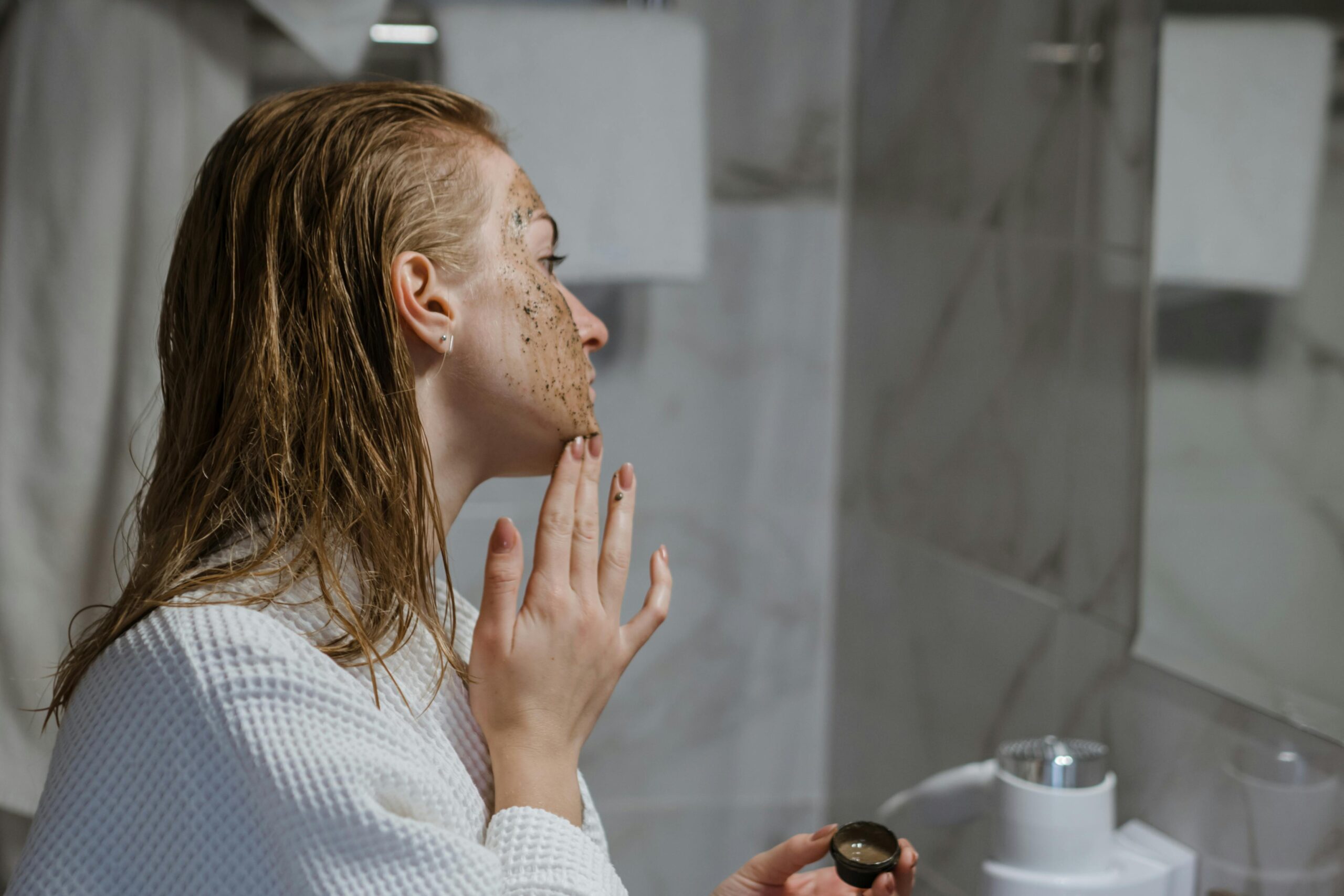 Peeling twarzy w domu – Jak często, jakie składniki i których błędów unikać?