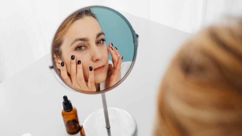 Serum pod oczy – Dlaczego nie warto odkładać na później i jak wybrać odpowiednią formułę?